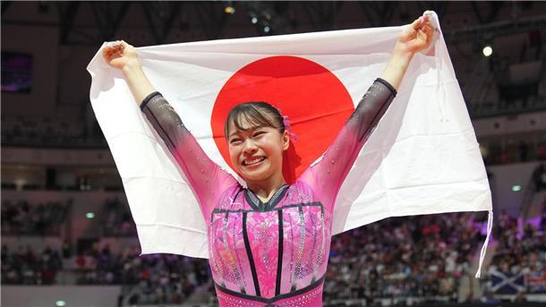 Zwei Jahre nach Dauser: Chinese neuer Barren-Weltmeister Aiko Sugihara jubelt über ihren Boden-Titel.