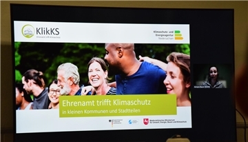 Aimara Bauer von der Klimaschutz- und Energieagentur Niedersachsen wirbt in ihrer Präsentation um ehrenamtliches Engagement in Sachen Klimaschutz.