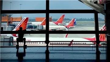 Air-India-Flugzeuge auf dem internationalen Flughafen Indira Gandhi in Neu-Delhi.
