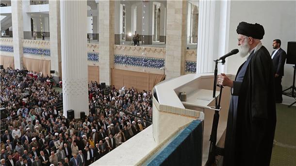 Irans Führung vor unruhigen Zeiten Ajatollah Ali Chamenei hält bei seiner Rede den Lauf eines Gewehrs in der Hand.
