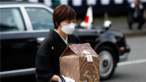 Akie Abe, die Witwe von Shinzo Abe, trägt eine Urne mit seiner Asche, als sie zum Staatsbegräbnis für den ehemaligen Regierungschef an der Kampfsporthalle Nippon Budokan in Tokio eintrifft.