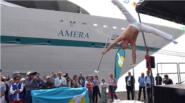 Akrobatische Einlagen bei der Taufe der „Amera“.