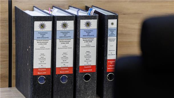 Akten im Gerichtssaal: Seit Ende Januar wird im Zusammenhang mit dem Juwelendiebstahl aus dem Grünen Gewölbe gegen sechs junge Männer verhandelt.
