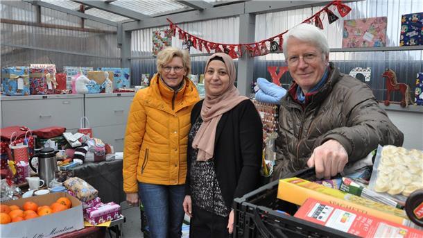 Ohne Privatspenden kommen die Tafeln nicht mehr klar Aktion Umgekehrter Adventskalender. Kunden der Tafel konnten sich aus dem reichhaltigen Angebot an Spenden bedienen. Ausgegeben wurden die Spenden von Silvia Gorges, Amal Al Sahli und Joachim Gorges (von links). Der Umgekehrte Adventskalender ist eine Aktion der Wählerinitiative Nordenham.