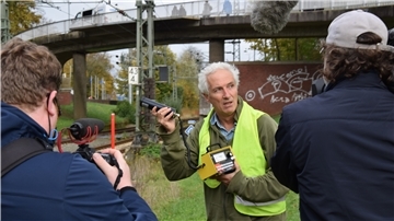 Interview an den Bahngleisen in Nordenham.