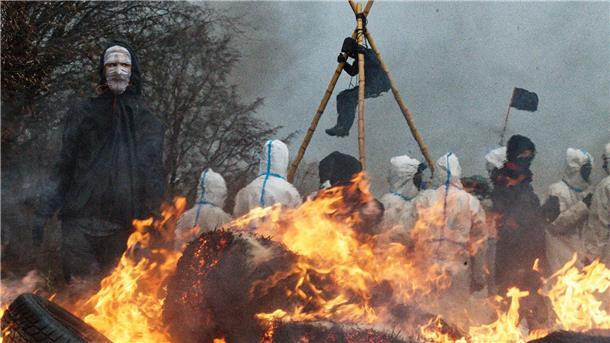 Lützerath-Bilanz: Jede vierte Straftat aufgeklärt Aktivisten bauten im Vorfeld der Räumung von Lützerath Barrikaden auf und steckten diese in Brand (Archivbild).