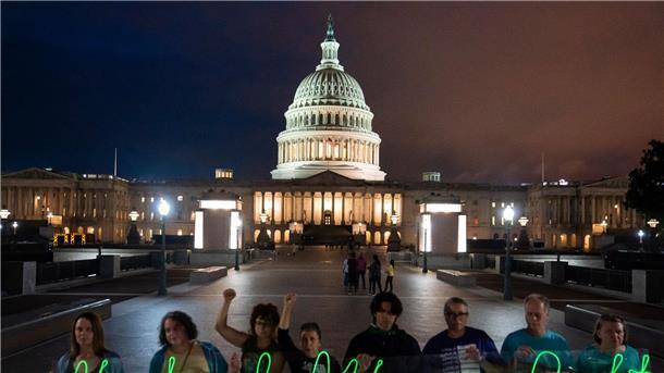 Aktivisten begehen den ersten Jahrestag der Entscheidung des Obersten Gerichtshofs um das Recht auf Abtreibung in Washington DC.