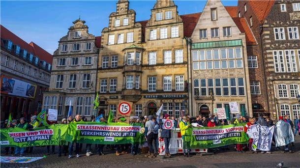 Aktivisten demonstrieren gegen die Verkehrspolitik vor der Schaffermahlzeit im Bremer Rathaus.
