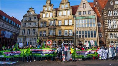 Aktivisten demonstrieren gegen die Verkehrspolitik vor der Schaffermahlzeit im Bremer Rathaus.