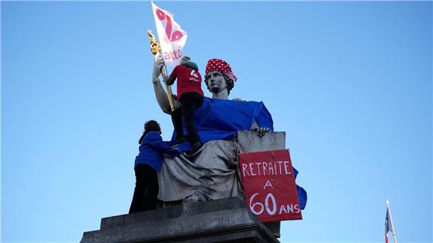 Wieder Proteste gegen geplante Rentenreform in Frankreich Aktivisten demonstrieren vor der Nationalversammlung in Paris und fordern die Rente mit 60 Jahren.