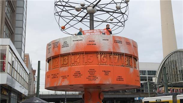 Aktivisten der Gruppe Letzte Generation haben die Weltzeituhr am Alexanderplatz orange eingefärbt.