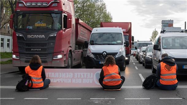 Abgeordnete finden Letzte Generation selbstgefällig Aktivisten der Gruppierung Letzte Generation blockieren eine Kreuzung in Berlin.