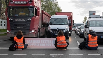Aktivisten der Gruppierung Letzte Generation blockieren eine Kreuzung in Berlin.