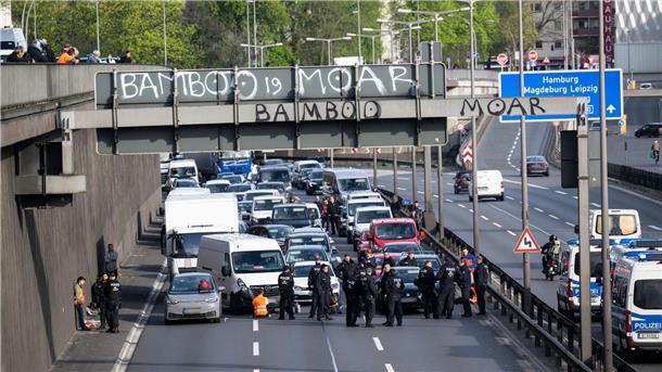 Aktivisten der Gruppierung Letzte Generation blockieren die Stadtautobahn in Berlin. Die Polizei sprach am Morgen von rund 30 Aktionen im Stadtgebiet.