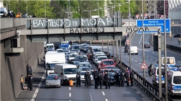 Aktivisten der Gruppierung Letzte Generation blockieren die Stadtautobahn in Berlin. Die Polizei sprach am Morgen von rund 30 Aktionen im Stadtgebiet.