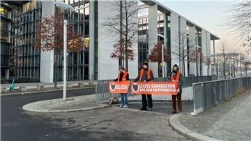 Aktivisten der Klimaschutzgruppe „Letzte Generation“ blockieren am frühen Morgen eine Zufahrt zur Tiefgarage des Bundestages.