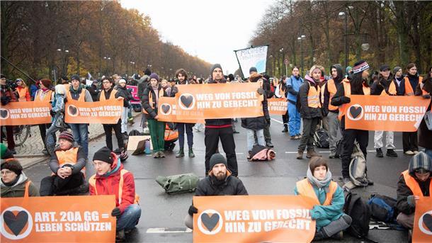 Letzte Generation: Behörden beschlagnahmen zu viel Geld Aktivisten der Klimaschutzgruppe „Letzte Generation“ und anderer Gruppierungen blockieren die Straße des 17. Juni in Berlin.