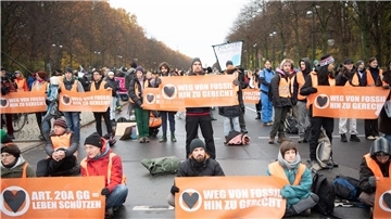 Aktivisten der Klimaschutzgruppe „Letzte Generation“ und anderer Gruppierungen blockieren die Straße des 17. Juni in Berlin.