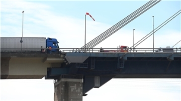 Aktivisten der Letzten Generation haben den Verkehr auf der Köhlbrandbrücke in Hamburg blockiert.