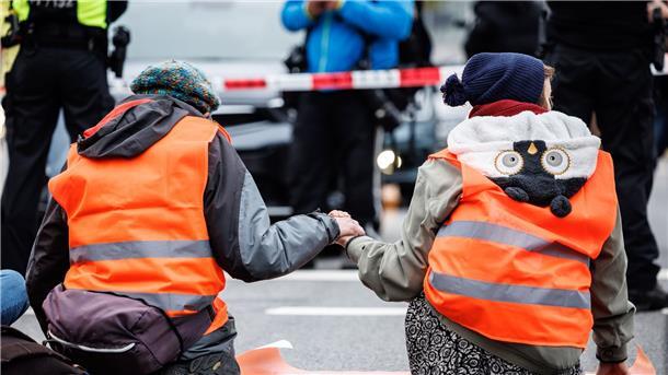 Erneut Blockaden von Klimaaktivisten in Berlin und München Aktivisten der „Letzten Generation“ haben sich am Stachus auf die Straße geklebt.