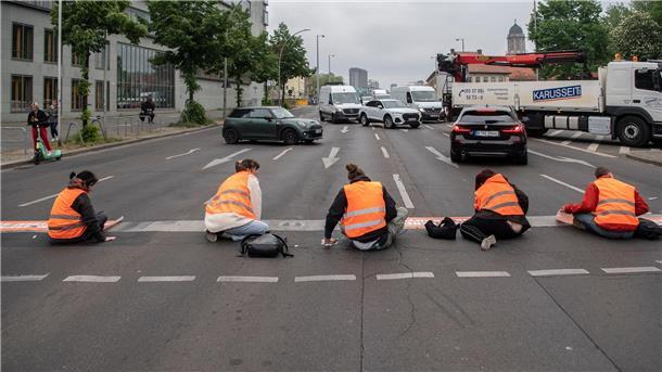 Klimaaktivisten: Viele Anmeldungen zu Sitzblockade-Trainings Aktivisten der Letzten Generation während einer Straßenblockade.