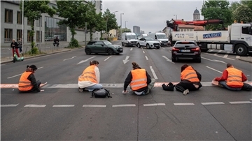 Aktivisten der Letzten Generation während einer Straßenblockade.