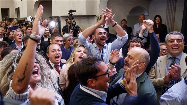 Aktivisten der rechtsextremen Partei „Fratella d’Italia“ (Brüder Italiens) feiern, als sie in ihrer Wahlzentrale in Rom erste Zahlen zur Wahl erfahren.