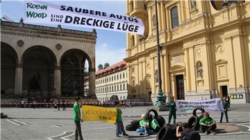 Aktivisten der Umweltschutzgruppe Robin Wood protestieren, unter anderem mit dem Slogan: „Saubere Autos sind eine dreckige Lüge.“