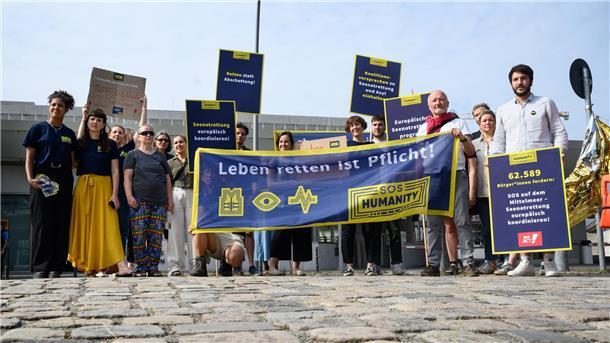 Scharfe Töne vor Innenministertreffen zur Asylpolitik Aktivisten der zivilen Seenotrettungsorganisation SOS Humanity setzen sich für eine europäisch koordinierte Seenotrettung von Flüchtlingen aus dem Mittelmeer ein.