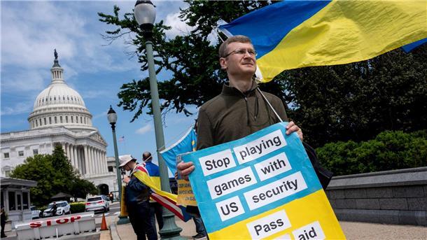 Krieg gegen die Ukraine: So ist die Lage Aktivisten, die die Ukraine unterstützen, demonstrieren vor dem Kapitol.