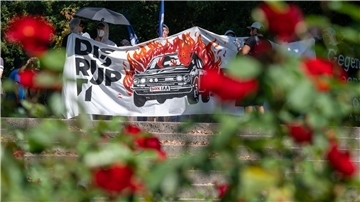 Aktivisten halten ein Banner bei der Abschlussdemonstration gegen die Automesse IAA MOBILITY 2023.