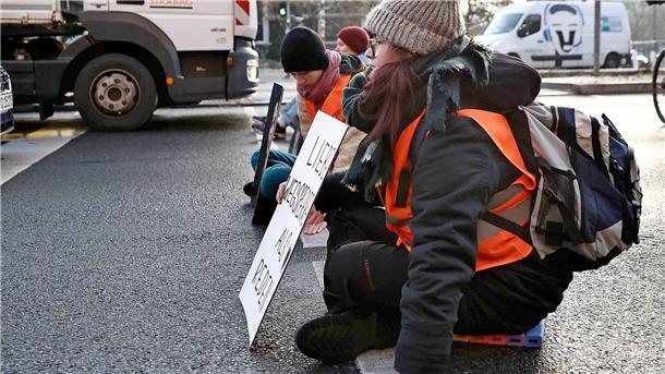 Polizeigewerkschaft fordert Vorbeugehaft für Klimaaktivisten Aktivisten protestieren auf der Prenzlauer Allee in Berlin.