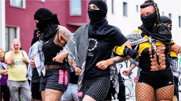 Berliner Pride friedlich - Ärger bei „Queers for Palestine“ Aktivistinnen tanzen bei der Demonstration „Queers for Palestine“. Die Demo fand zeitgleich mit dem CSD statt, ist von diesem aber unabhängig.
