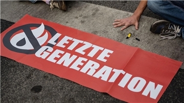 Aktivistinnen und Aktivisten der Gruppe Letzte Generation lenken mit Klebeaktionen immer wieder Aufmerksamkeit auf sich.