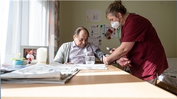 Aktuell besteht vor allem in den Bereichen Gesundheitswesen, Pflege und öffentliche Verwaltung ein hoher Bedarf an Fachkräften.