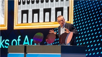 Aktuell liegen rund 80 Prozent der weltweiten Halbleiter-Produktion in Asien und 20 Prozent im Westen. Intel-Chef Pat Gelsinger will binnen zehn Jahren auf jeweils 50 Prozent zu kommen.