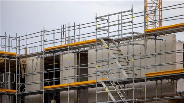 „Aktuell melden 11,9 Prozent der Unternehmen im Wohnungsbau Finanzierungsschwierigkeiten. Das ist der höchste Wert seit über 30 Jahren“, teilt das Ifo-Institut mit.