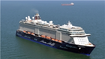 Aktuell steht die „Mein Schiff 3“ in Cuxhaven unter Quarantäne nach einem positiven Covid-19-Fall an Bord. Das Schwesterschiff „Mein Schiff 4“ (Bild) wird am Dienstag in Bremerhaven erwartet.