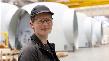 Aktuell werden in Cuxhaven Maschinenhäuser für 11-Megawatt-Windkraftanlagen hergestellt. Frauen wie Sandra Milch spielen in der Produktion eine wichtige Rolle.