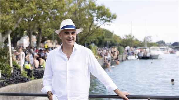 Schweizer Präsident feiert bei Street Parade Alain Berset, der Bundesrat und Bundespräsident der Schweiz, bei der Street Parade in Zürich.