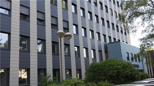 Ansicht des Kreishauses in Brake, in dem Alarmstimmung herrscht, weil das Land die finanziellen Zuwendungen kürzen will.