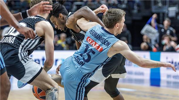 Alba-Debakel im Kellerduell gegen Bologna Alba-Kapitän Martin Hermannsson verliert in der Bologna-Defensive den Ball