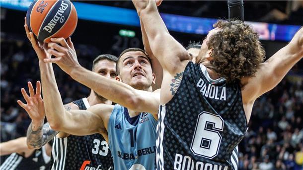 Alba-Debakel im Kellerduell gegen Bologna Albas Tim Schneider versucht gegen Bolognas zum Abschluss zu komern