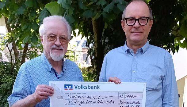 Albert Rathjen (links) übergibt einen symbolischen Scheck an Klaus Seeba.