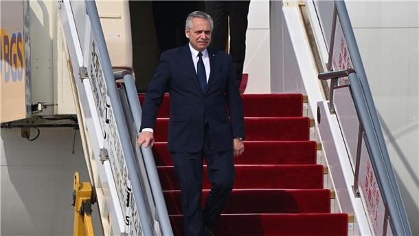 Seidenstraßen-Gipfel in China - Xi lobt Ungarns Orban Alberto Fernandez, Präsident von Argentinien, trifft vor dem Belt and Road Forum (BRF) auf dem Flughafen von Peking ein. In Peking beginnt das dritte große Treffen zur chinesischen Infrastruktur-Initiative der „Neuen Seidenstraße“.