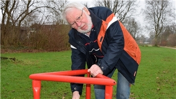 Albin Gorges ist einer der vom Grundwasseranstieg betroffenen Hausbesitzer. Auf dem Bild steht er am ersten Messpunkt, der bereits im Dezember angelegt wurde.
