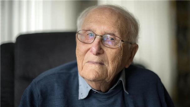 Holocaust-Überlebender schockiert: Debatte zu „Remigration“ Albrecht Weinberg sitzt in seiner Wohnung in Ostfriesland.