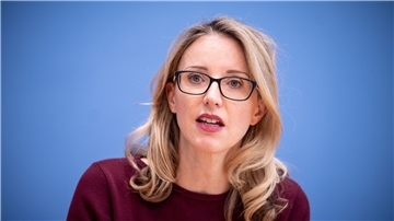 Alena Buyx stellt die Ad-hoc-Empfehlung des Deutschen Ethikrates vor.