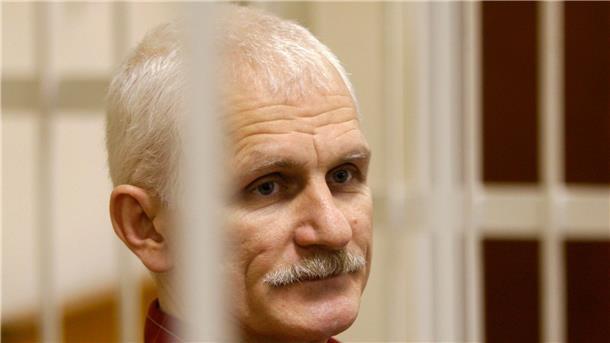 Friedensnobelpreis geht an osteuropäische Menschenrechtler Ales Bjaljazki im Jahr 2011 bei einer Gerichtsverhandlung in Minsk.