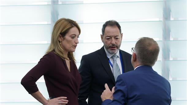 Ärger um umstrittene Zusatzrente für Europaabgeordnete Alessandro Chiocchetti (M.), Generalsekretär des Europäischen Parlaments, im Gespräch mit EU-Parlamentspräsidentin Roberta Metsola (l.) und einer weiteren Person.